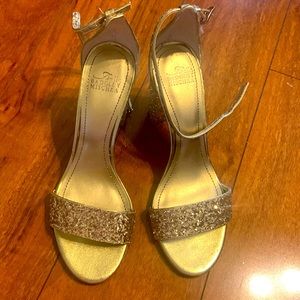 Badgley Mischka gold sparkly heels never worn 6.5